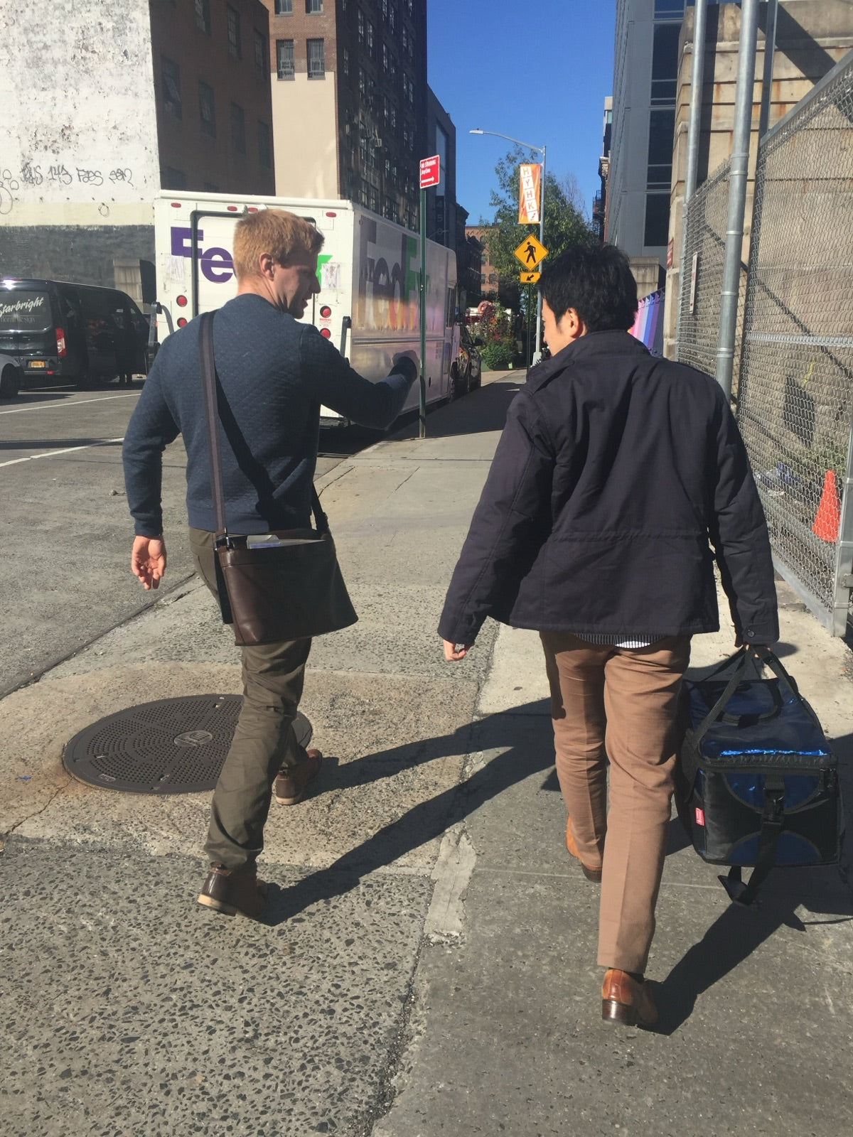 いちごを持ってニューヨークのレストランへ営業に向かう創業者の2人